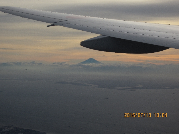 写真30  翼の下の富士山