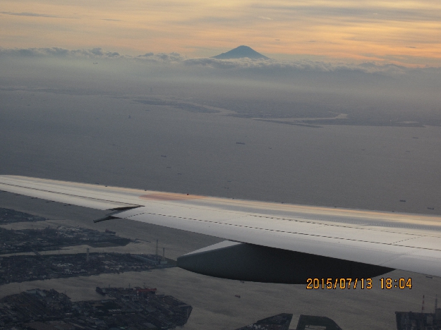 写真31　翼の上の富士山
