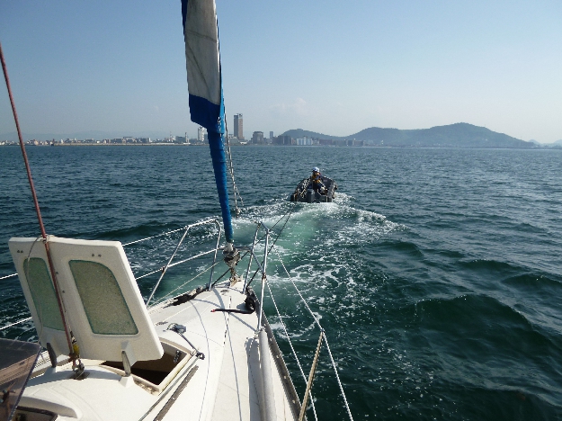写真3　海上保安庁の救助艇に曳航される「ふらふら」