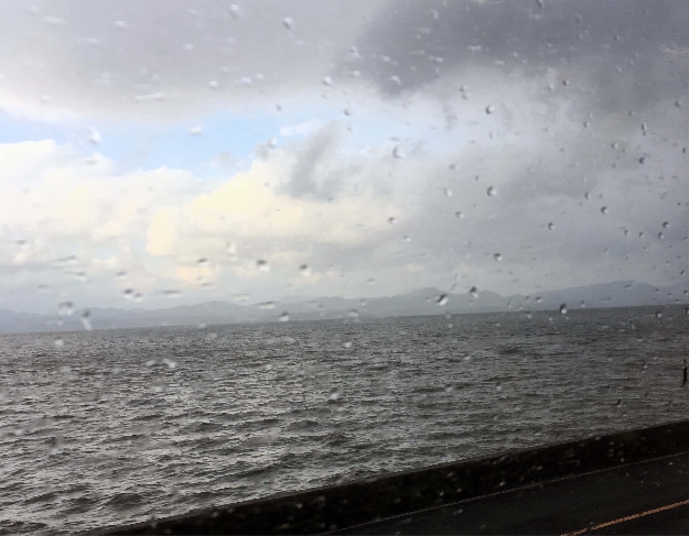 写真１１－２０　雨の宍道湖、雨と波と雲と晴れ間と