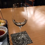 写真１９ 日本酒をワイングラスで。