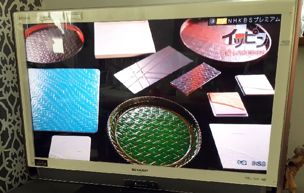 写真４－１　テレビに映された現代籃胎漆器