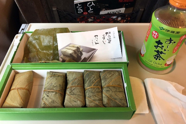 写真１４　柿の葉寿司とお茶