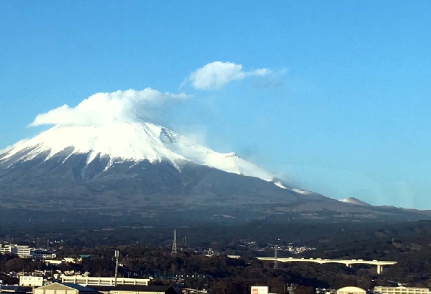 写真１５　てっぺんに「ちぎれ雲」の富士山