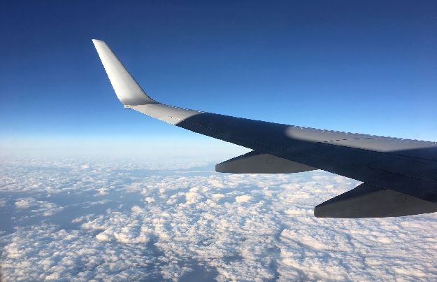 写真２１－１　出雲空港離陸直後・雲海と翼・１６：３４